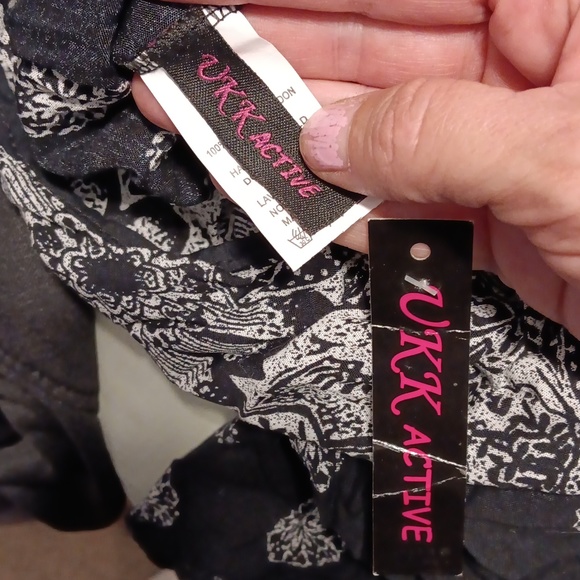 One piece Capri style pants New with feathers - Picture 8 of 8